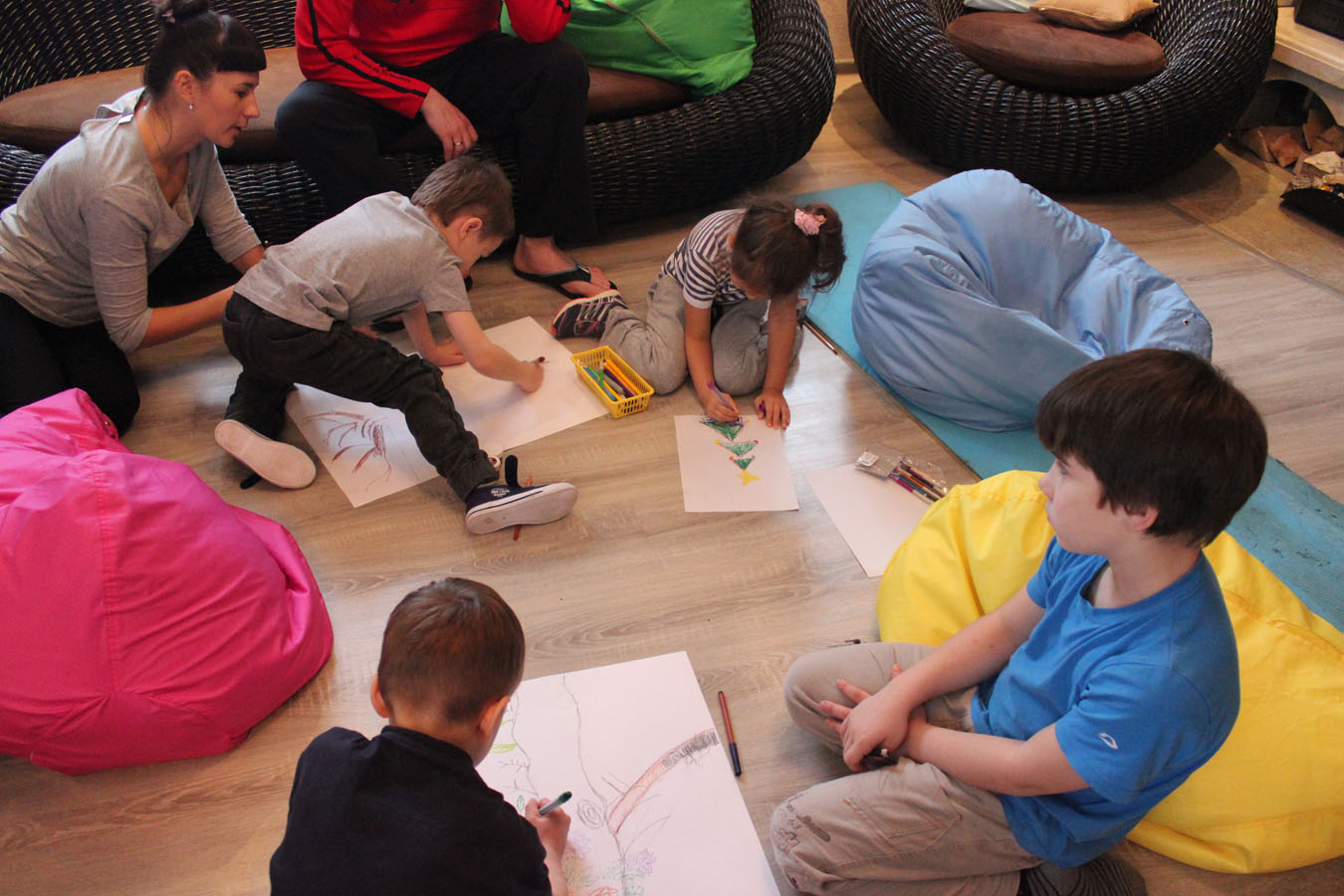 Группа студентов из екатеринбурга занимается. Гимназия Стерх Санкт-Петербург. Креативные совместные снимки в лагере. Творческие задания фото. Творческие задание для детей в школе.